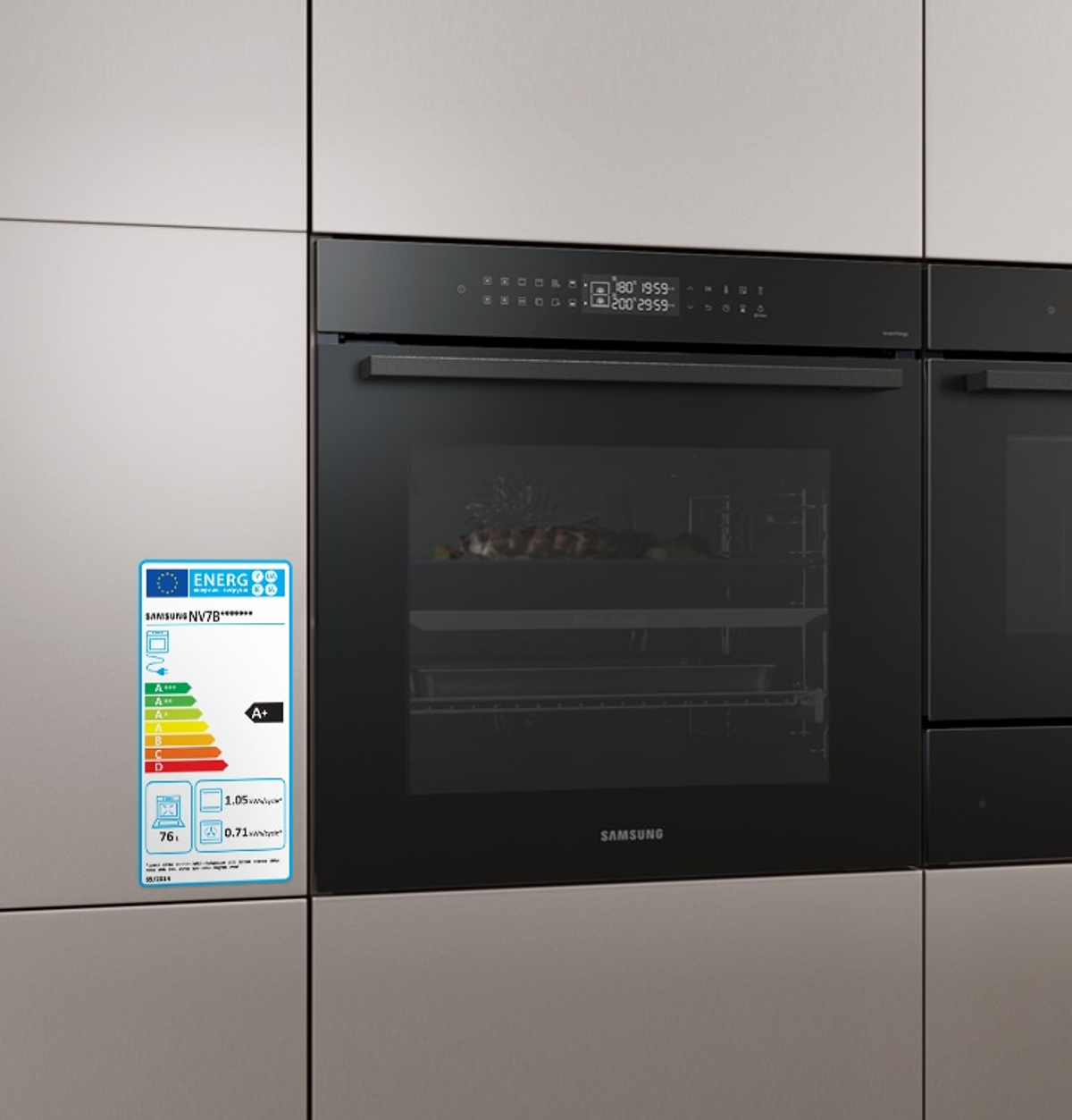 Horno Samsung negro moderno empotrado en una cocina gris. Una etiqueta energética está a la izquierda.