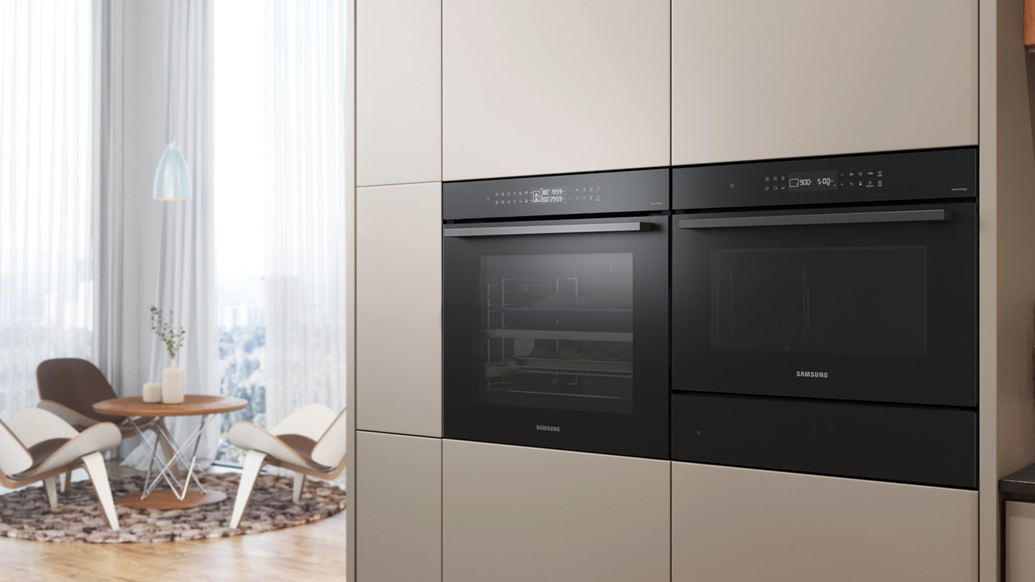 Una cocina moderna con hornos empotrados negros y un microondas, con una mesa y sillas en primer plano.