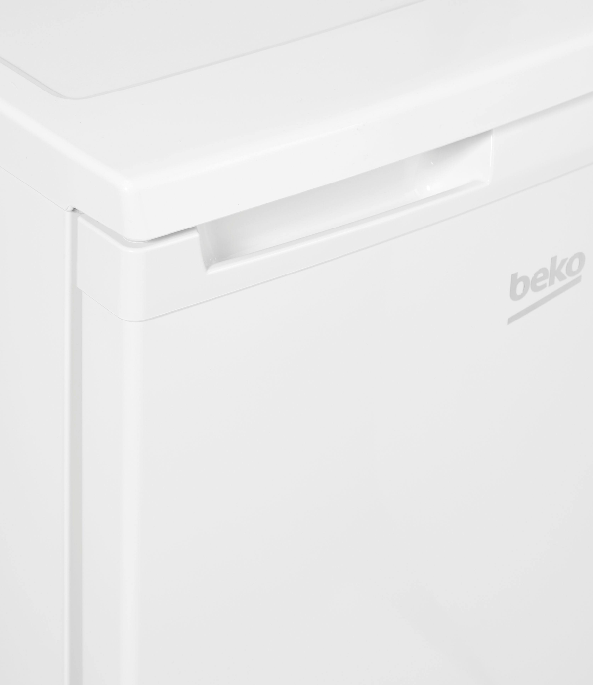 Una puerta de congelador blanca con un asa y el logotipo de beko.