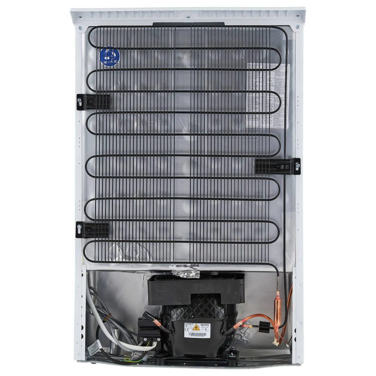 Parte trasera de un refrigerador. Revela componentes como el compresor, tubos y cableado.
