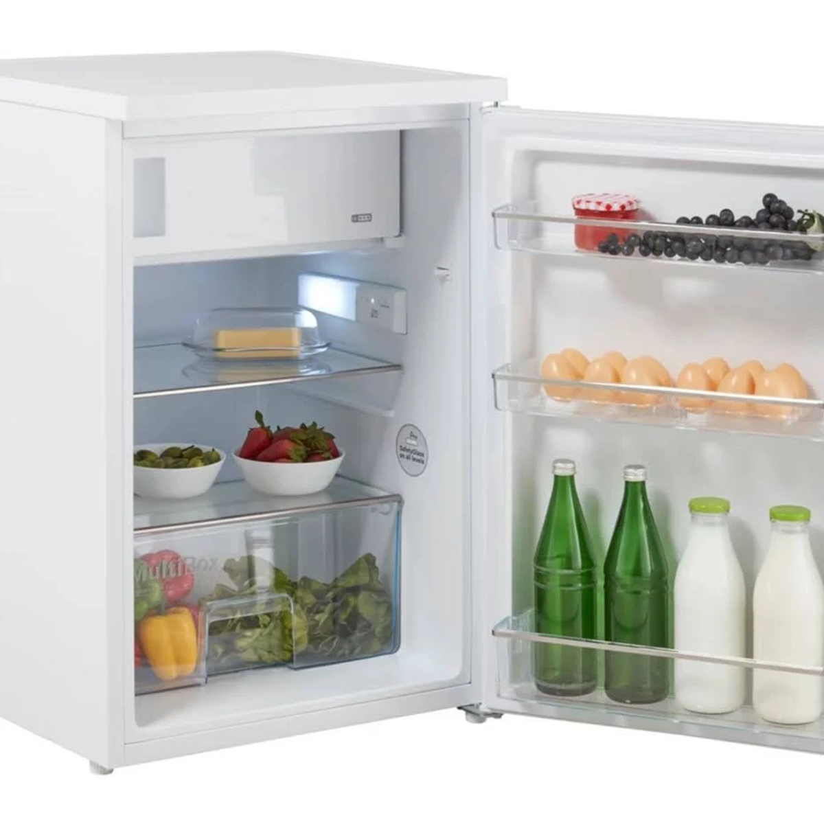 Ein Mini-Kühlschrank mit offener Tür. Er enthält Lebensmittel wie Eier, Beeren und Flaschen.