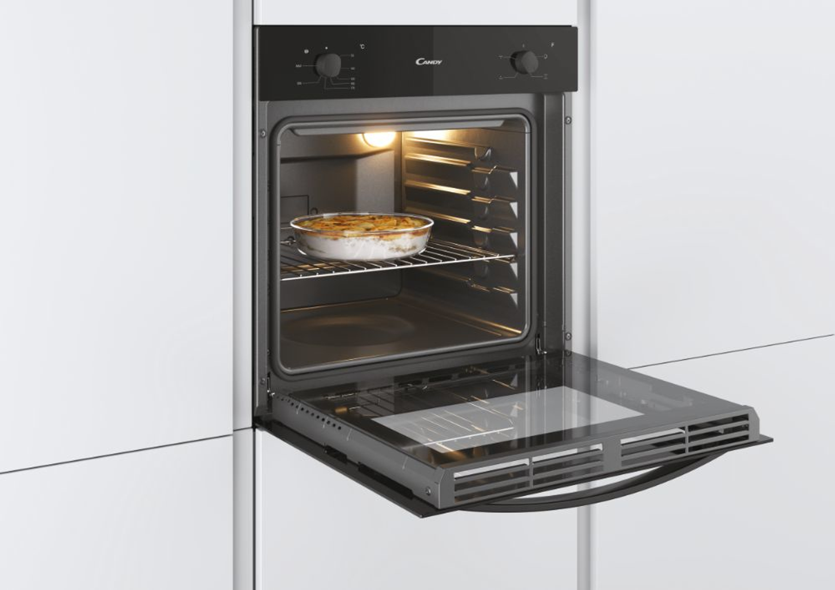 Forno aperto con porta a vetri. All'interno una pirofila sulla griglia.