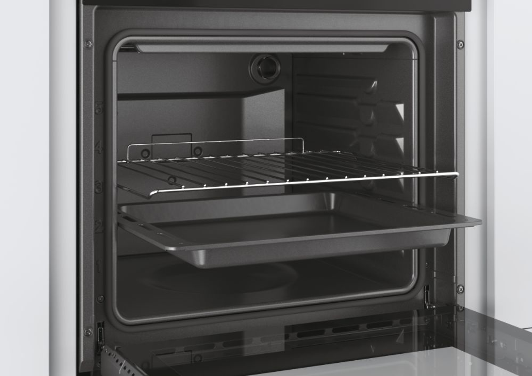 Interno di un forno con la porta aperta. Il forno ha un vassoio e una griglia.