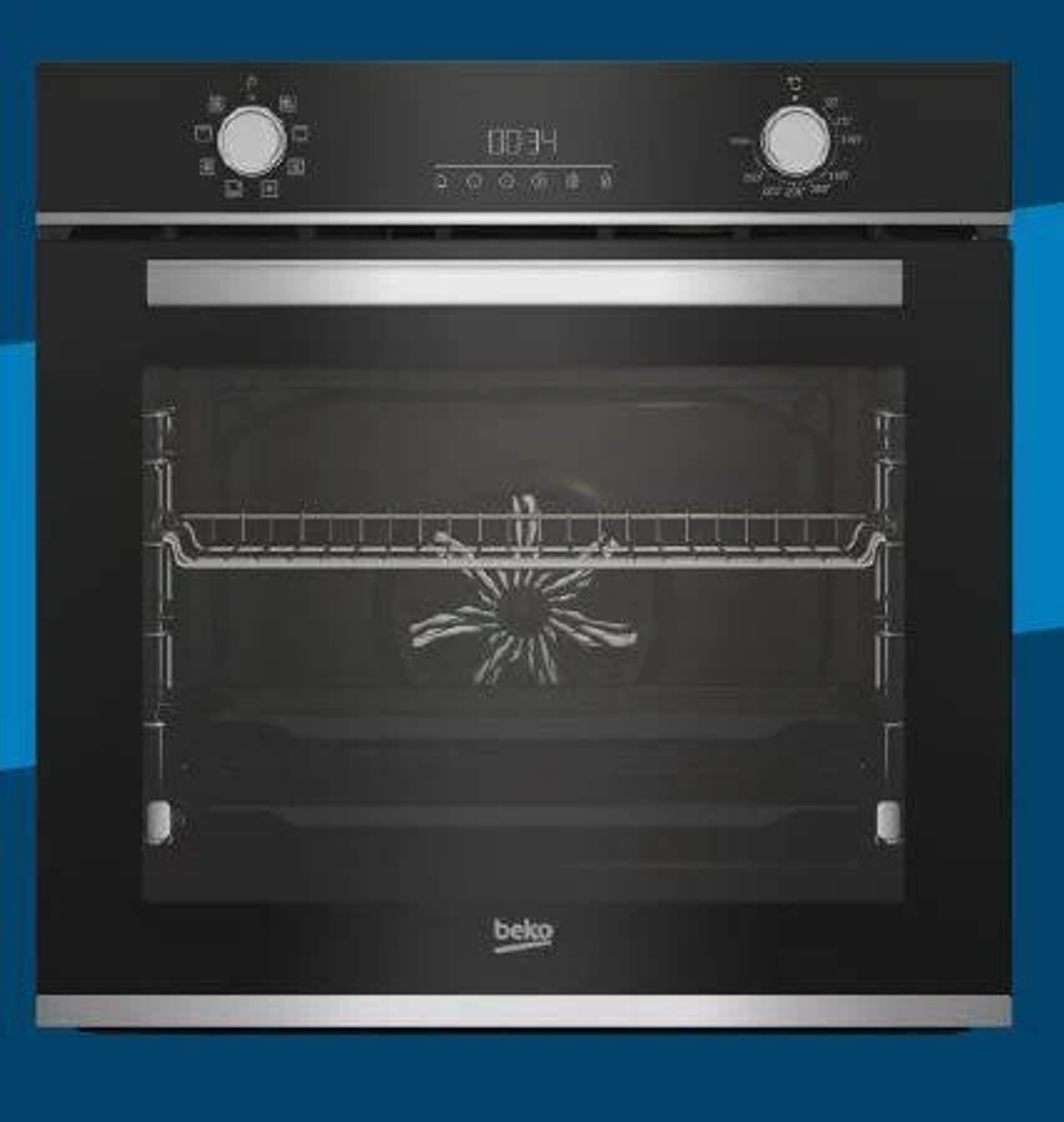 Horno negro empotrado. Tiene mandos, una pantalla digital y una puerta de vidrio.