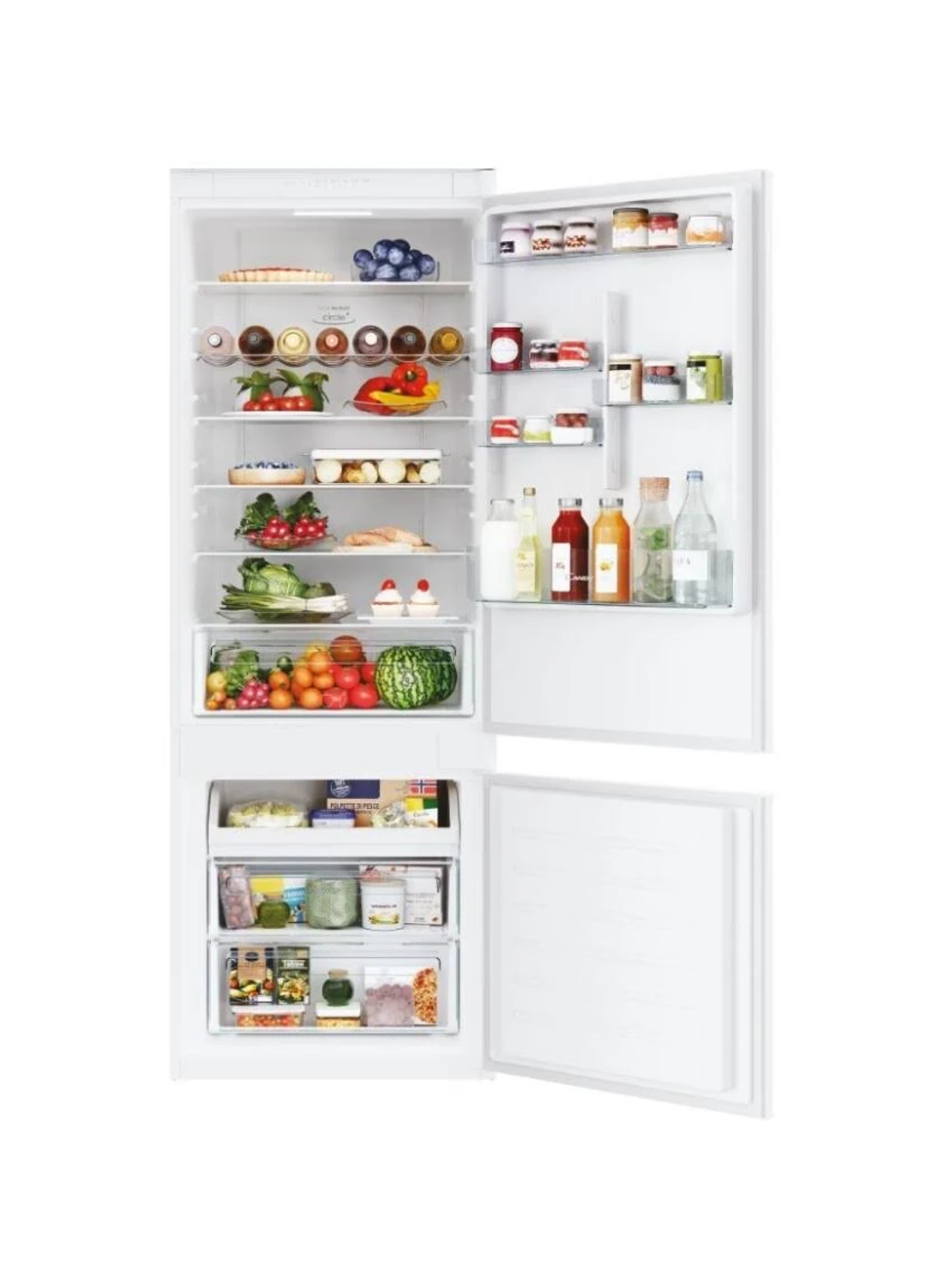 Otwarta lodówka z półkami pełnymi jedzenia. Owoce, warzywa, słoiki i butelki są ułożone.