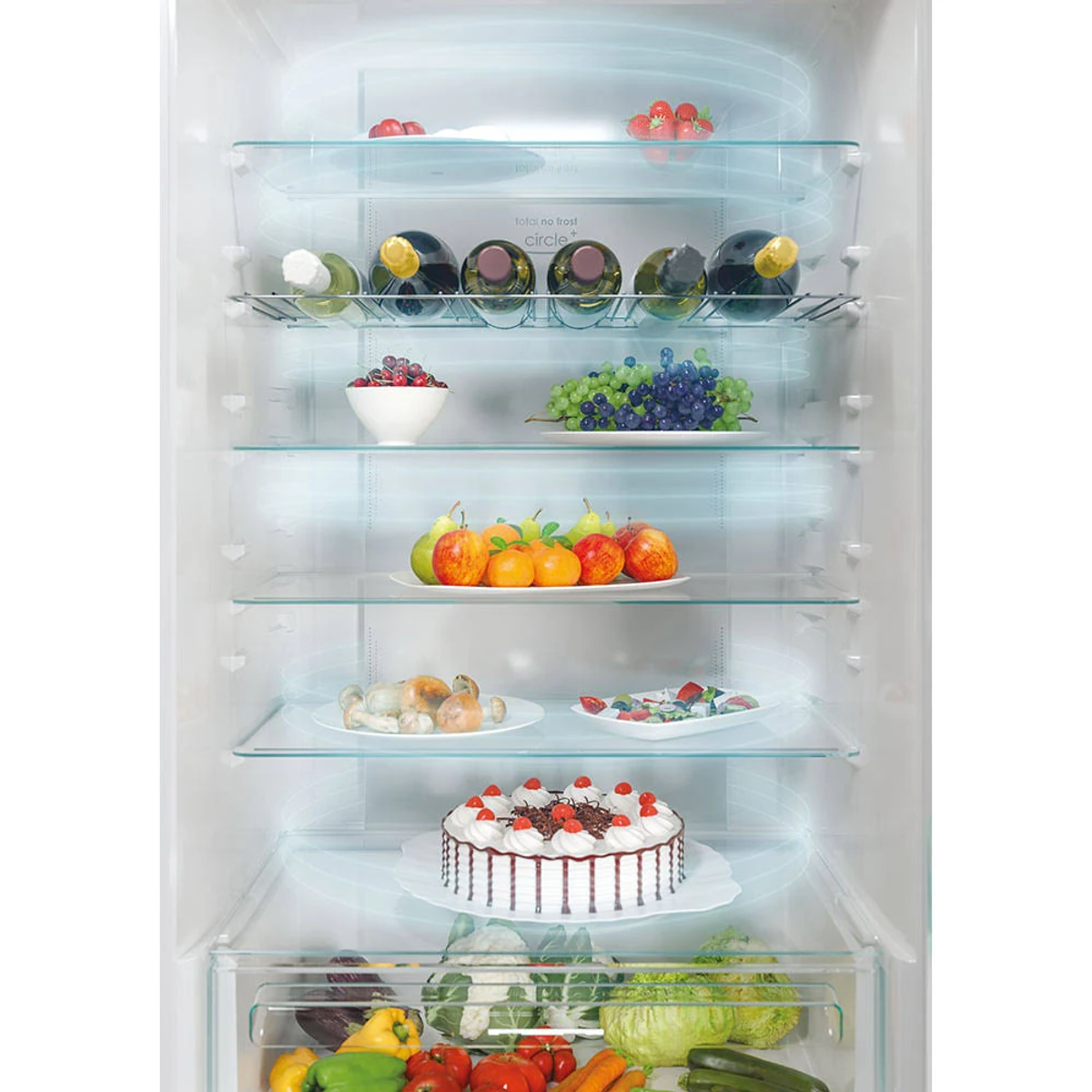 Wnętrze lodówki z szklanymi półkami, na których znajdują się jedzenie i napoje.