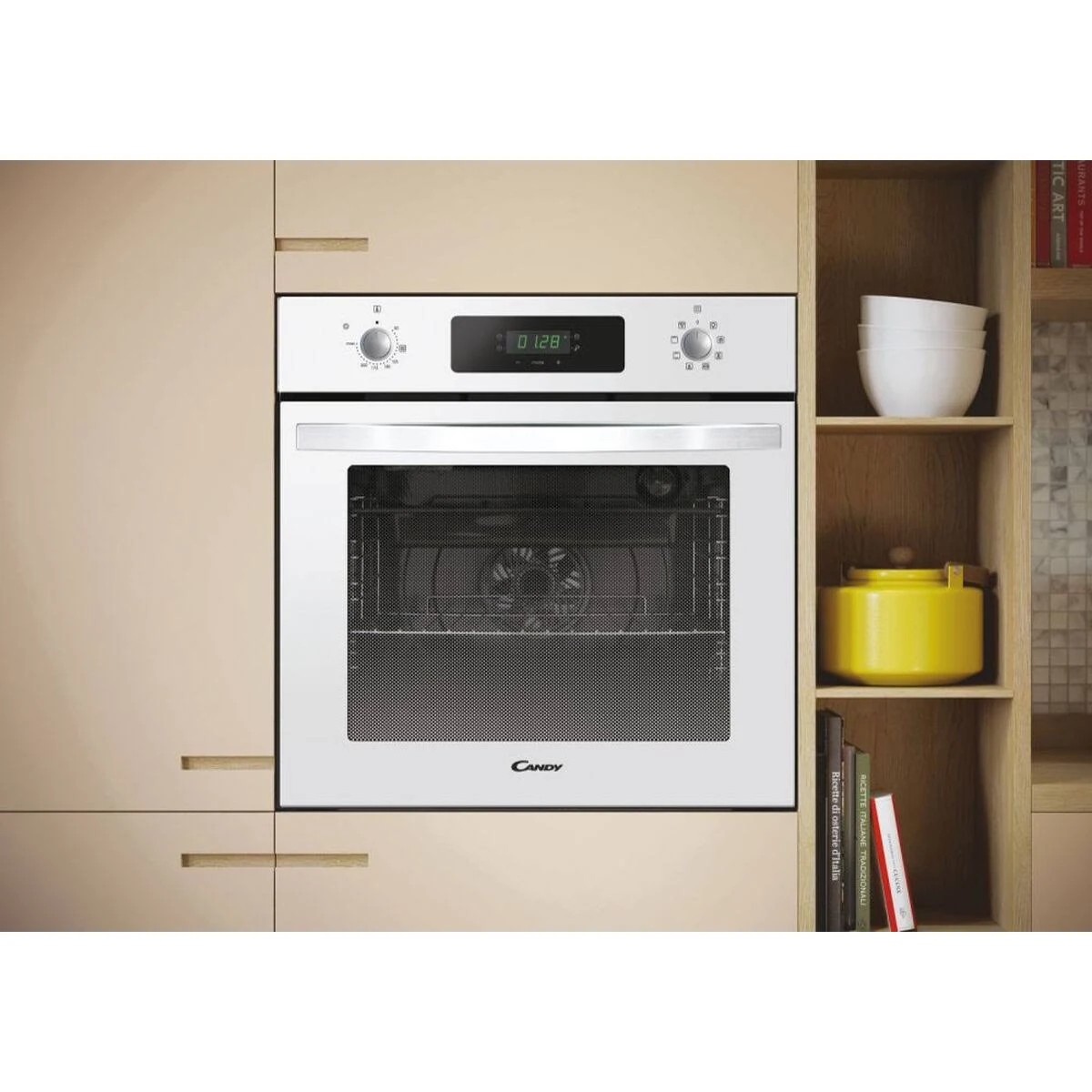 Horno Candy blanco empotrado en un mueble de madera. Muestra pantalla digital y mandos.