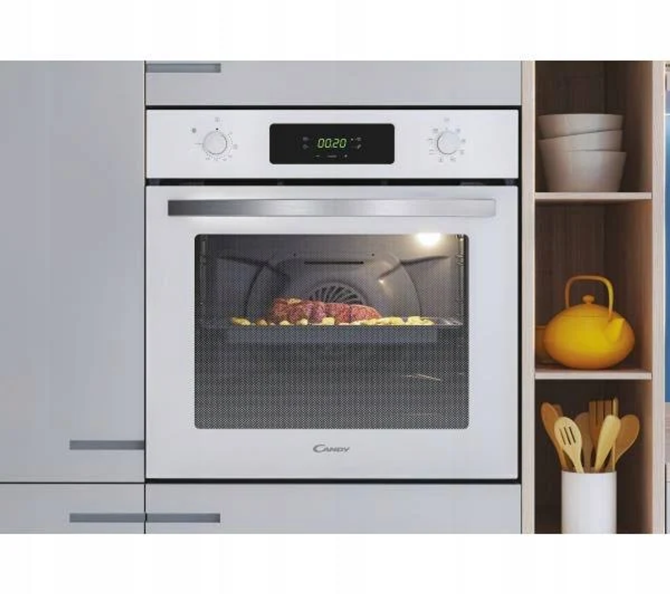 Horno blanco con comida dentro. El horno está abierto. En el lado derecho hay estantes.