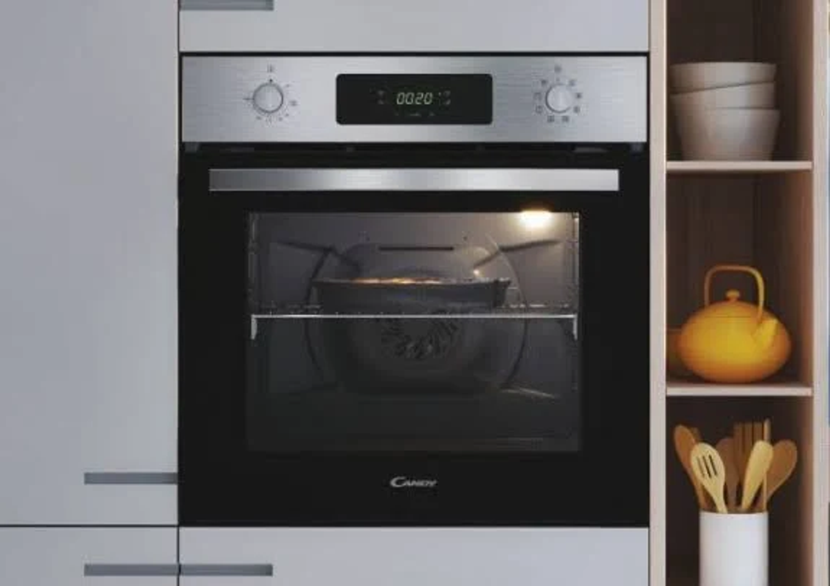 Horno empotrado con frontal negro, controles plateados y una pantalla digital que muestra 00:20.