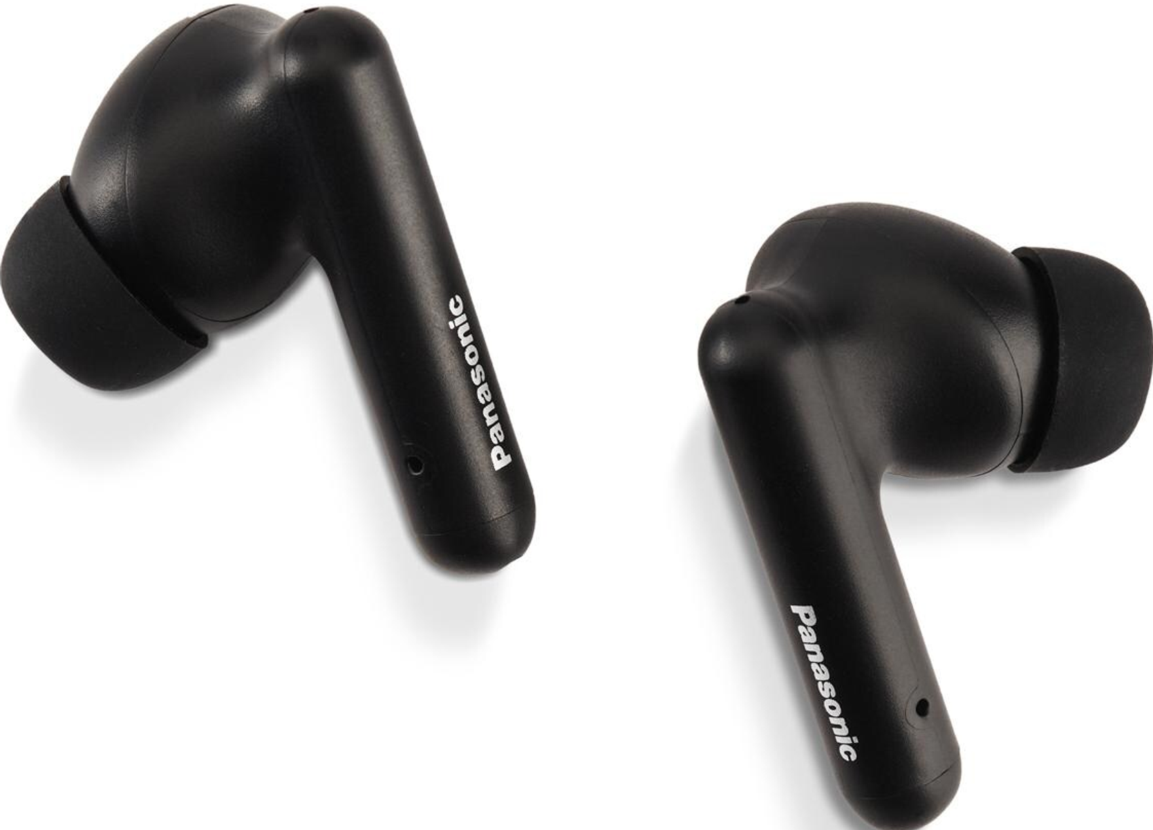 Zwei schwarze Panasonic-Ohrhörer auf einer weißen Oberfläche. Jeder Ohrhörer hat eine Gummi-Spitze und das Panasonic-Logo.