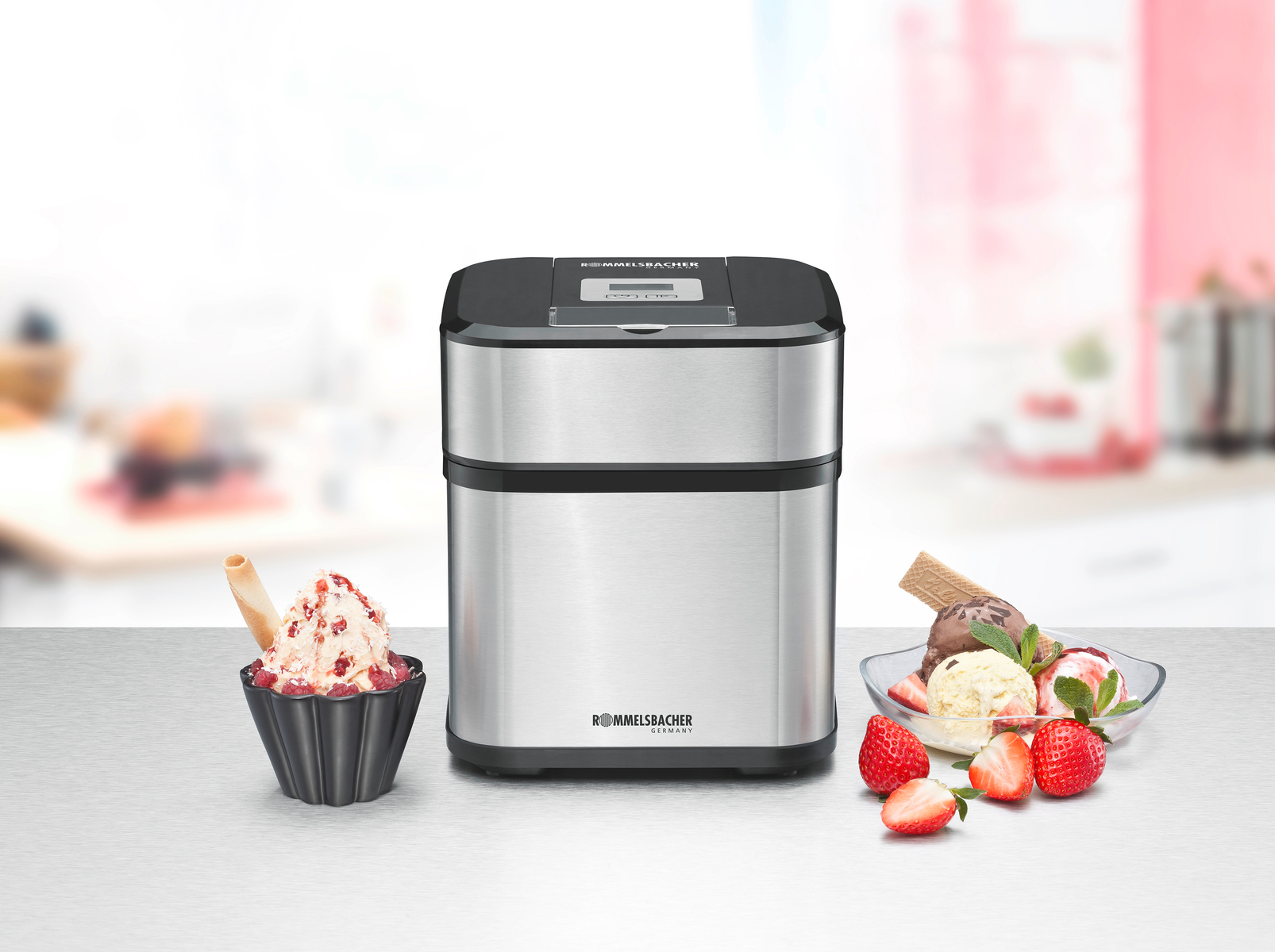 Srebrno-czarna maszyna do lodów z lodami i gofrem z boku.