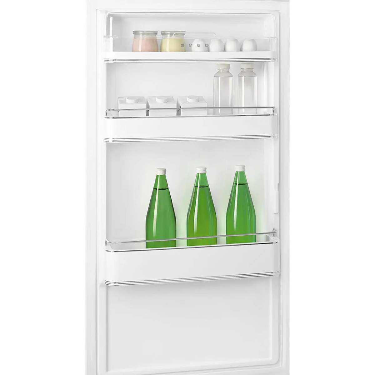 Interior de refrigerador con estantes con frascos, botellas y alimentos.
