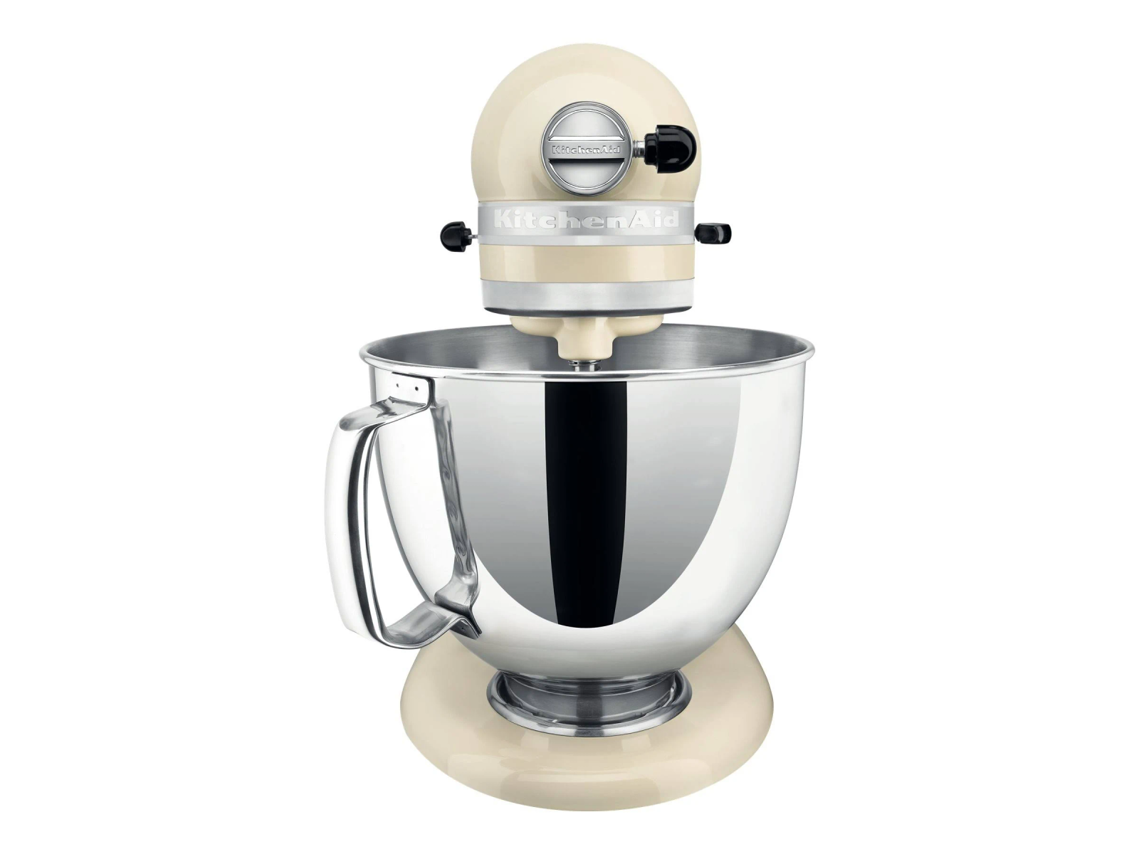 Gümüş bir kaseye sahip bej renkli bir KitchenAid stand mikseri. Mikser beyaz bir arka plan üzerinde.