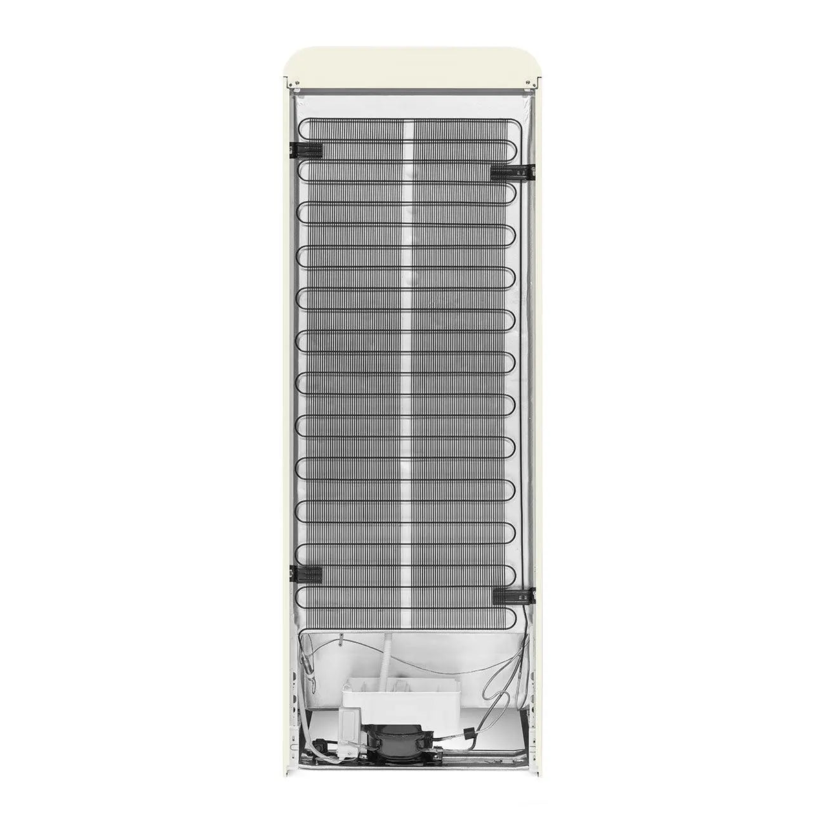La parte trasera de un refrigerador con un condensador y otros componentes, sobre un fondo blanco.