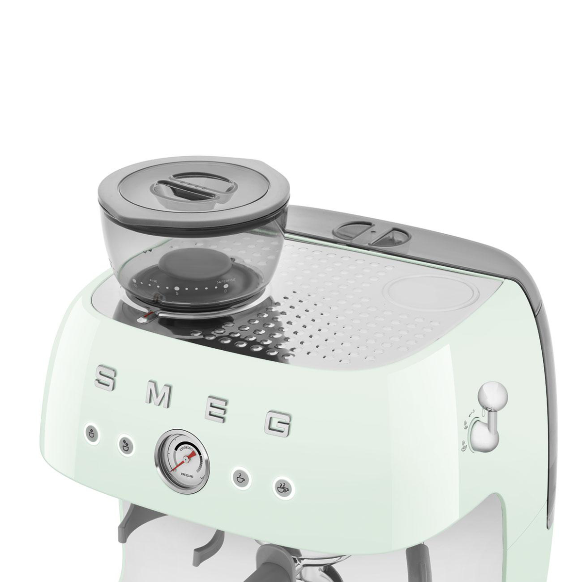 Eine hellmintgrüne SMEG Espressomaschine mit einer Mühle oben drauf. Weißer Hintergrund. Zifferblatt und Knöpfe sichtbar.