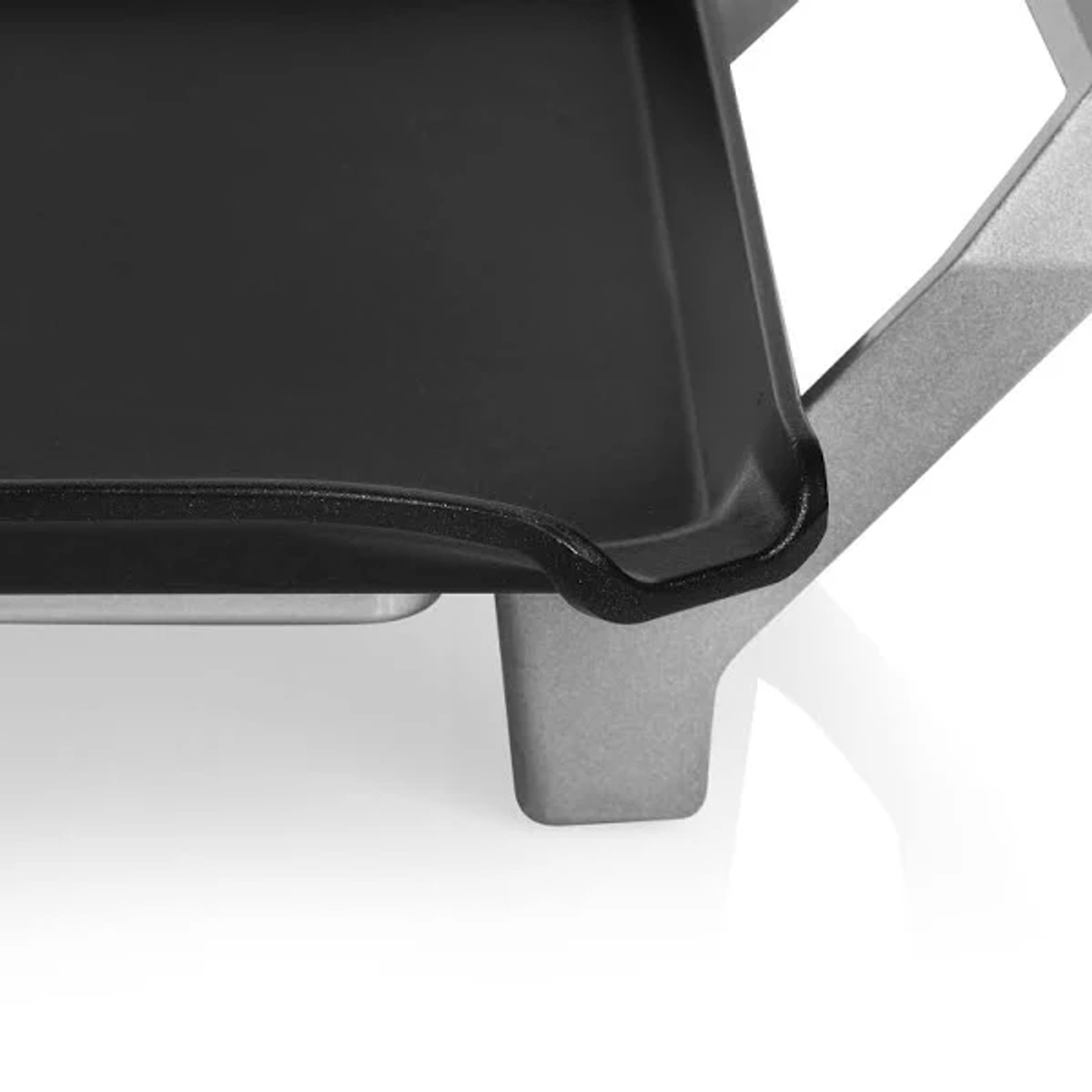 Primer plano de una plancha negra sobre un marco plateado.