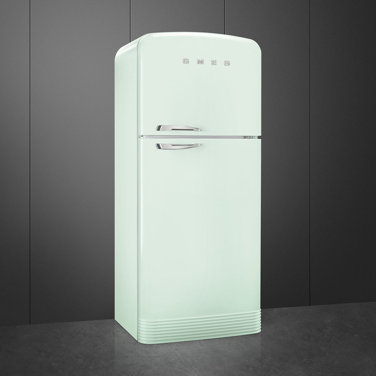 Refrigerador SMEG verde menta. Diseño de dos puertas, manija cromada y logo.