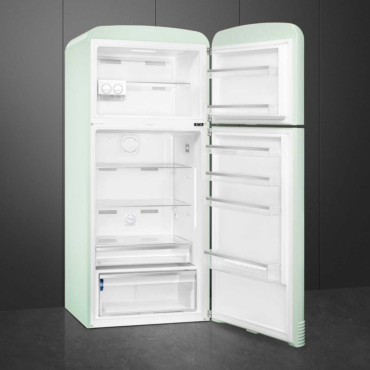Refrigerador retro verde menta con puertas abiertas. El interior muestra estantes y cajones.