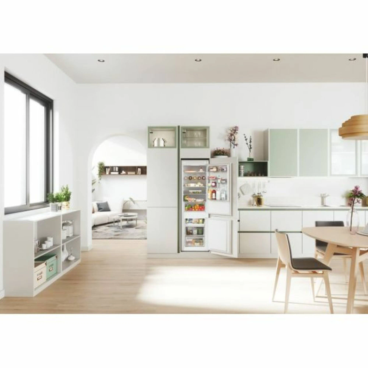 Cucina moderna con frigorifero bianco, aperto, che mostra cibo. Sono presenti mobili e decorazioni.