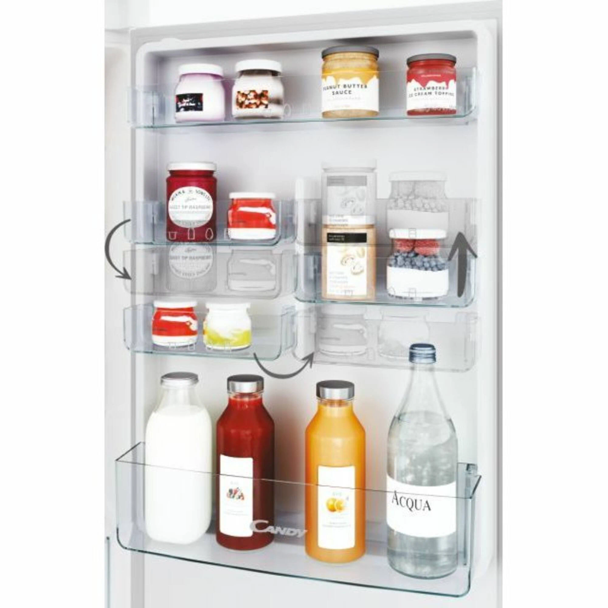 Lodówka z półkami, słoikami z jedzeniem i butelkami z napojami.