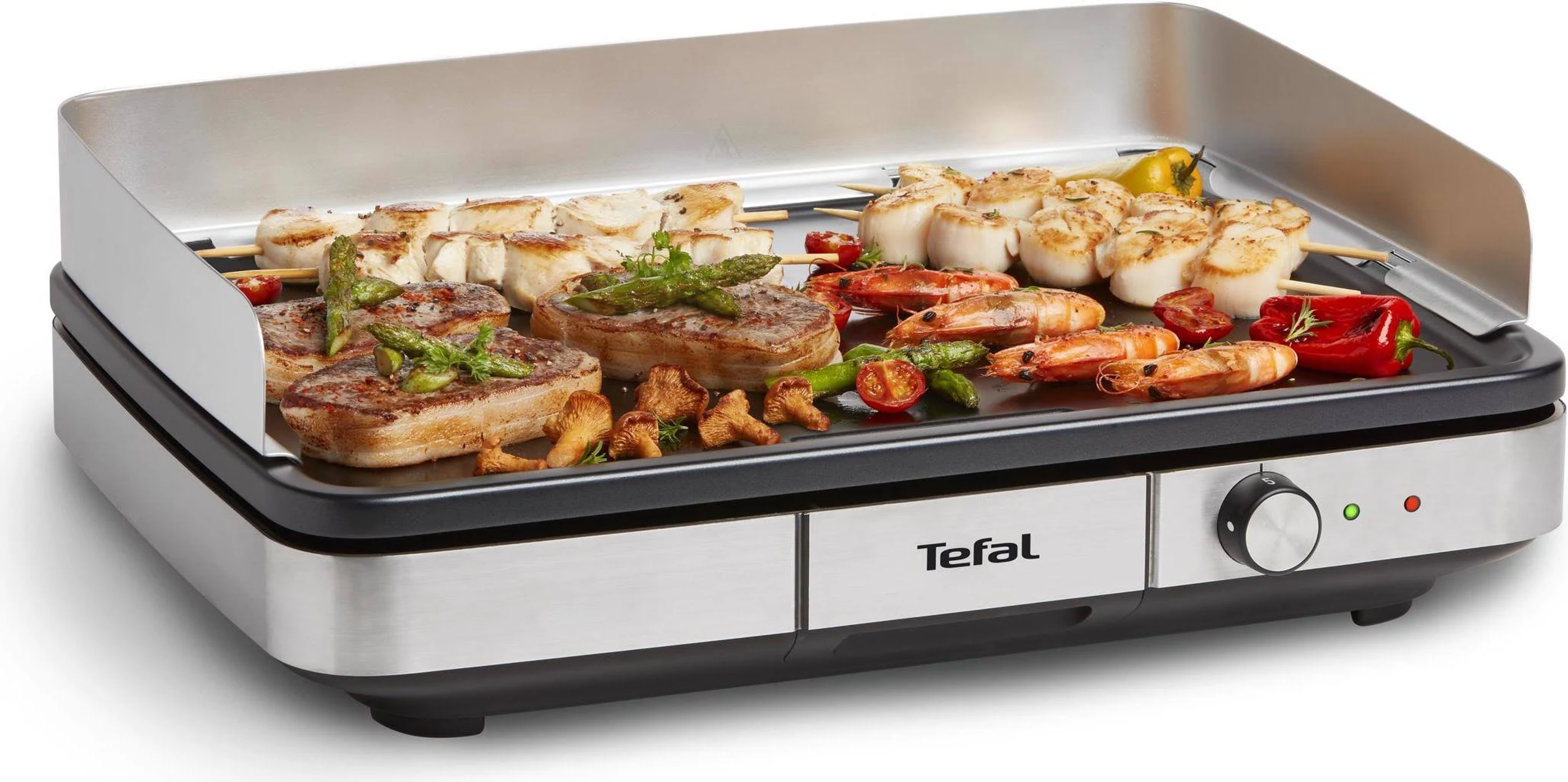 Grill z ugotowanym jedzeniem: mięso, krewetki i warzywa. Srebrny i czarny kolor. Białe tło.