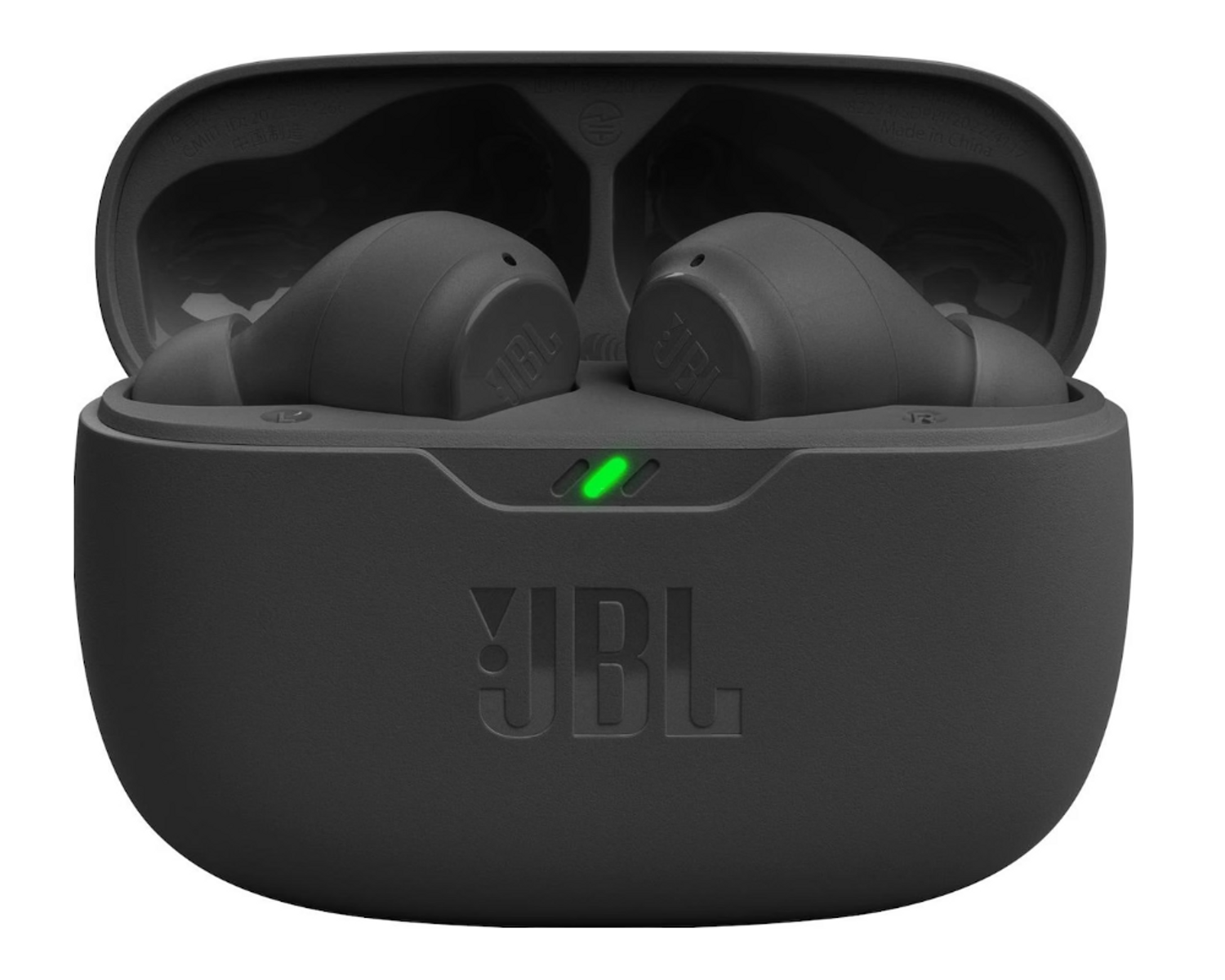 Estuche de auriculares negro abierto, mostrando dos auriculares negros. Una luz verde está encendida.