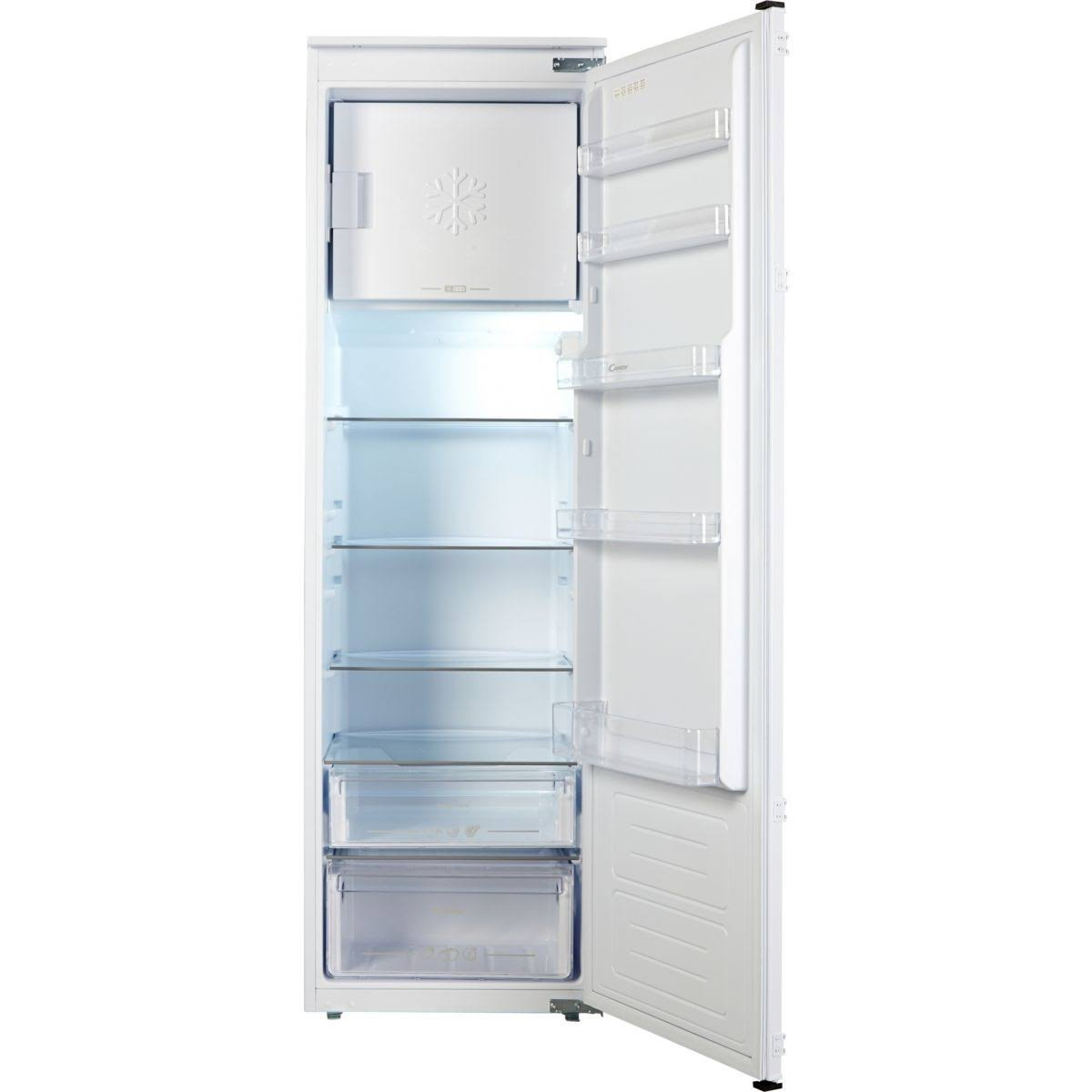 Frigorifero bianco con la porta aperta. All'interno ci sono ripiani e cassetti.