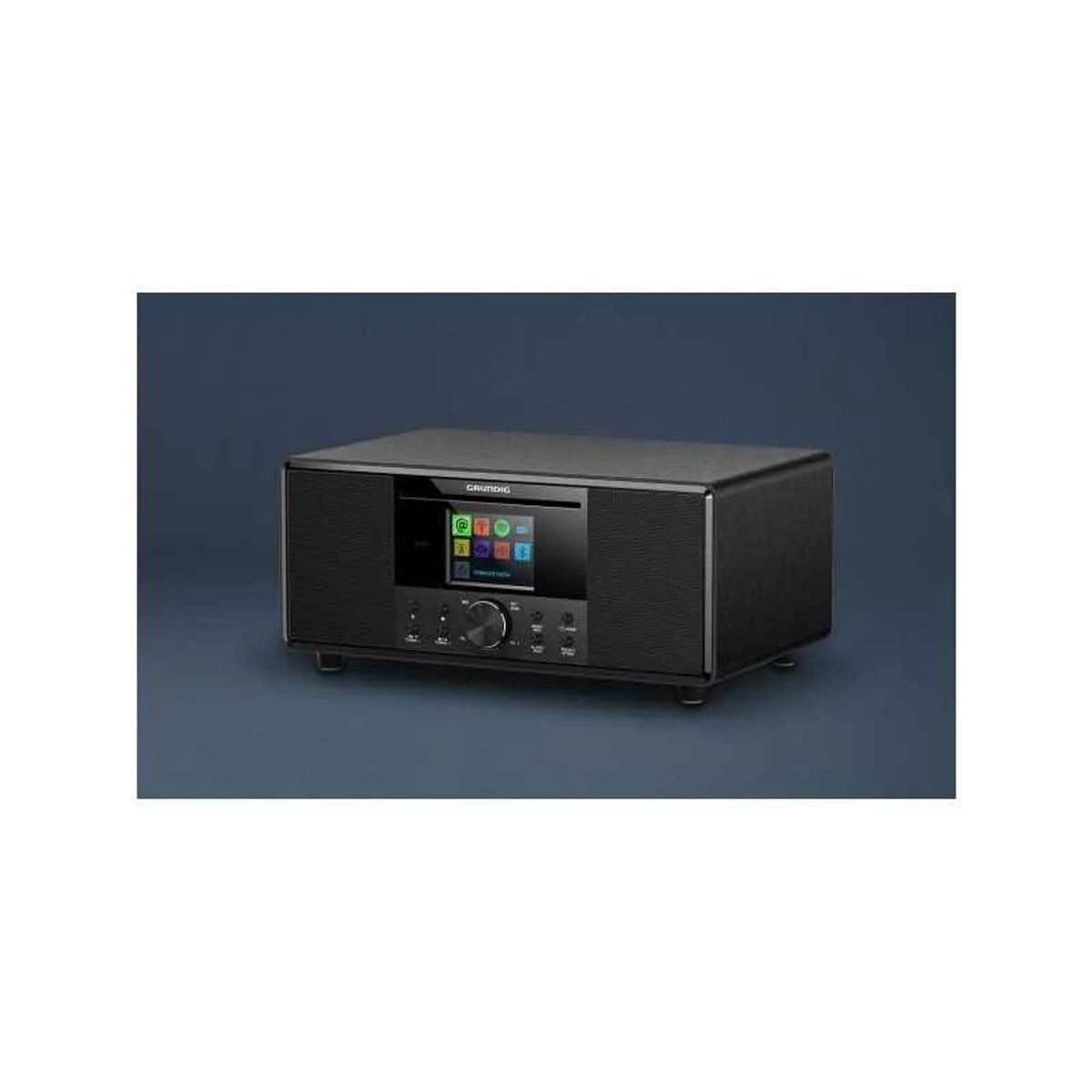 Sistema de audio Grundig negro con pantalla y perillas sobre fondo oscuro.