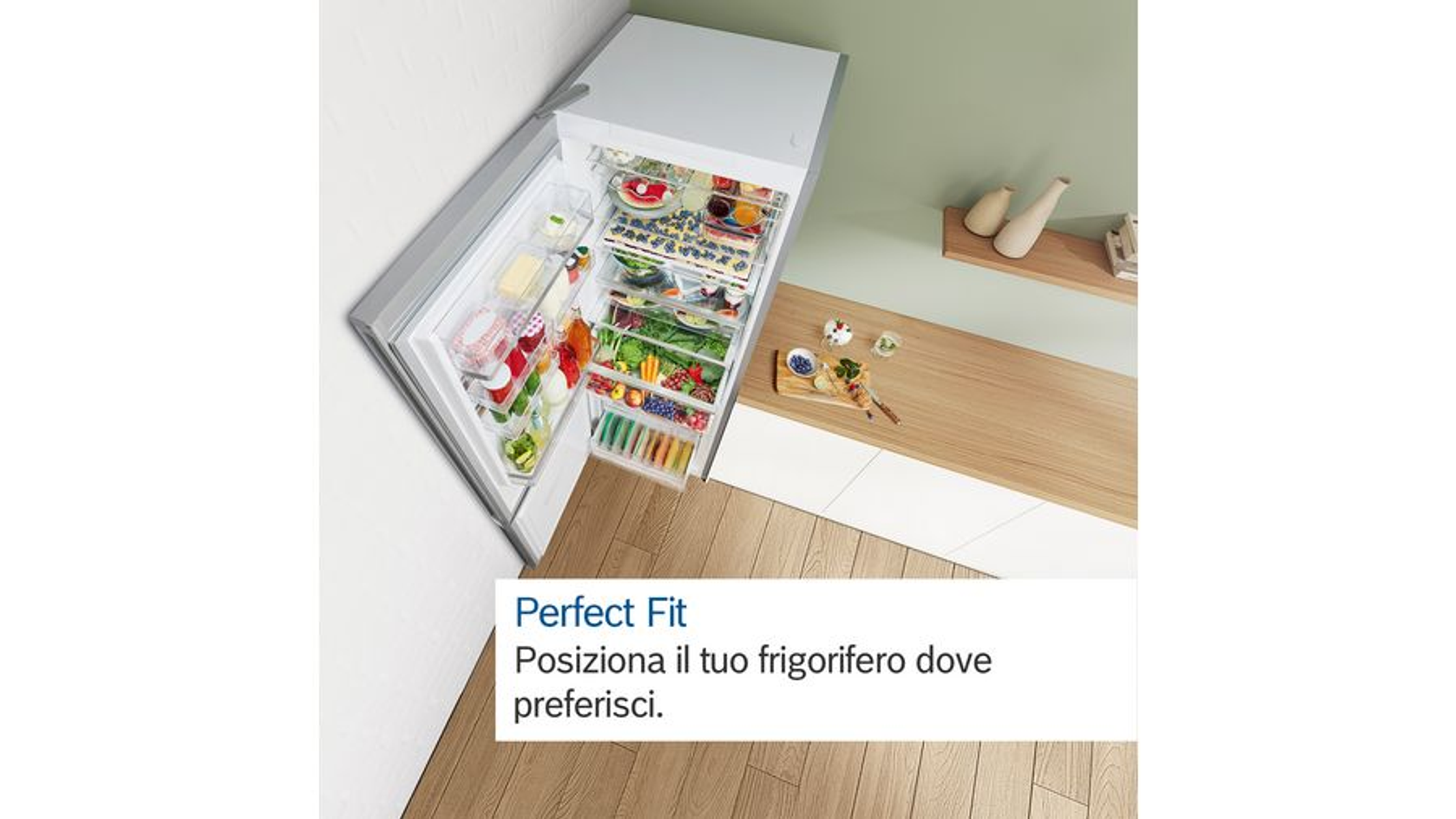Een koelkast met open lades en etenswaren. De tekst "Perfect Fit" is zichtbaar.