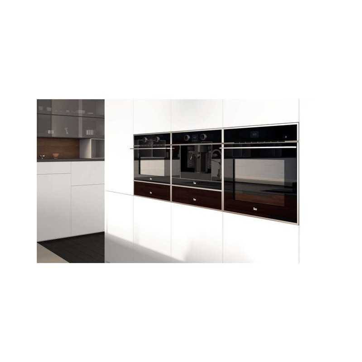 Una configuración de cocina con tres hornos empotrados y una cafetera empotrada.