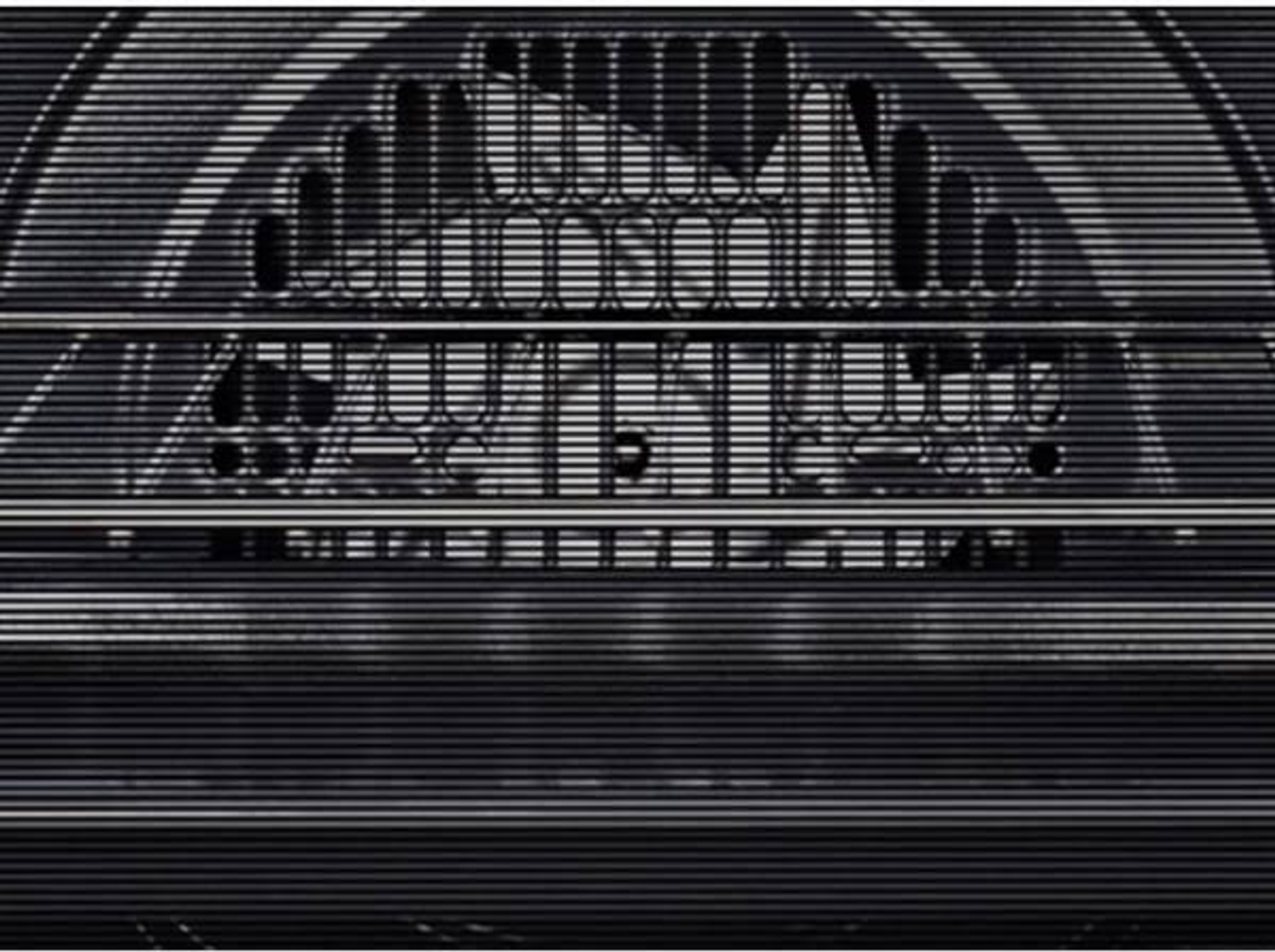 Primer plano de un ventilador de horno negro con ranuras horizontales.