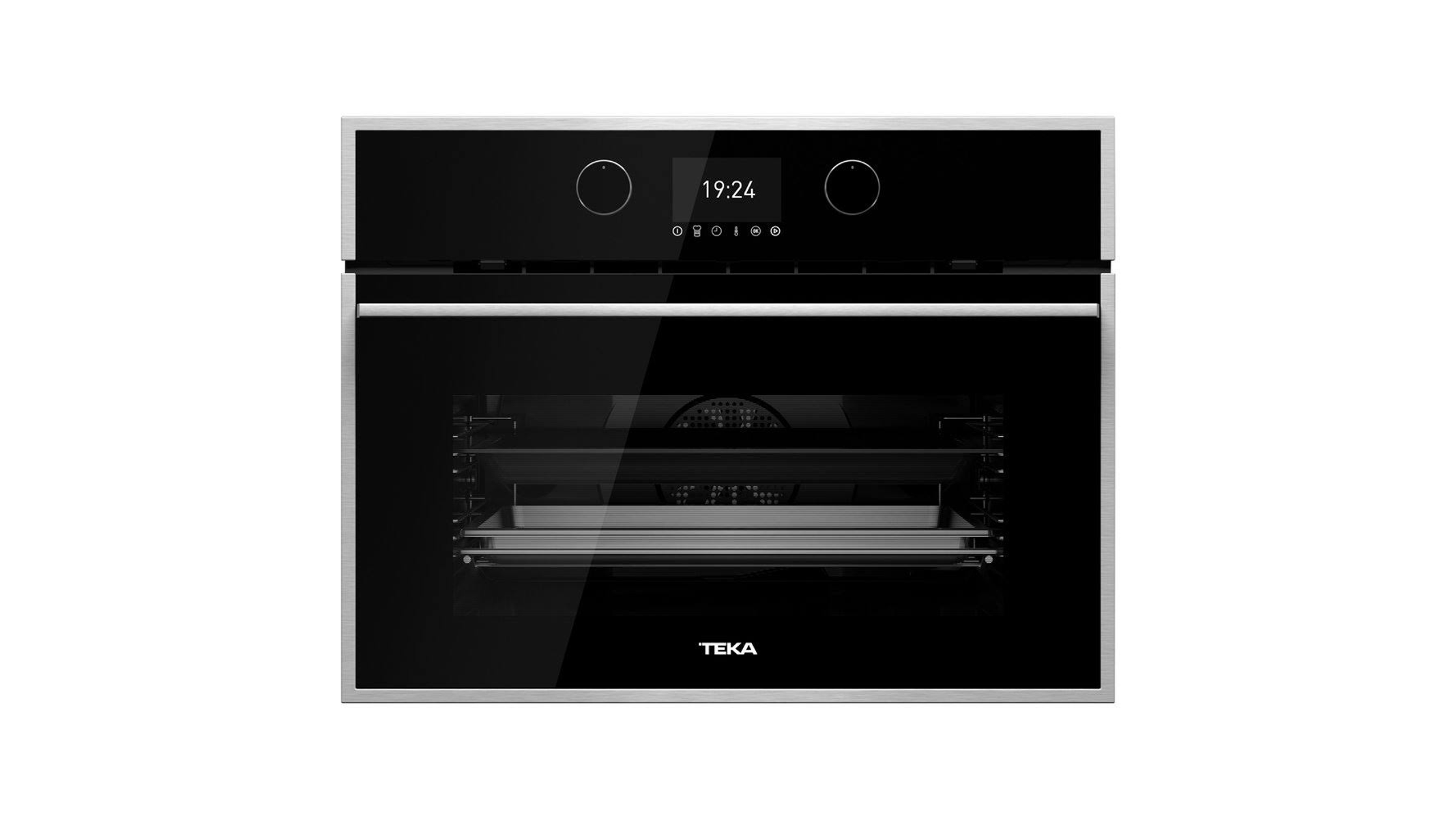 Horno negro con puerta de vidrio. La pantalla muestra la hora. El logotipo de la marca es visible.