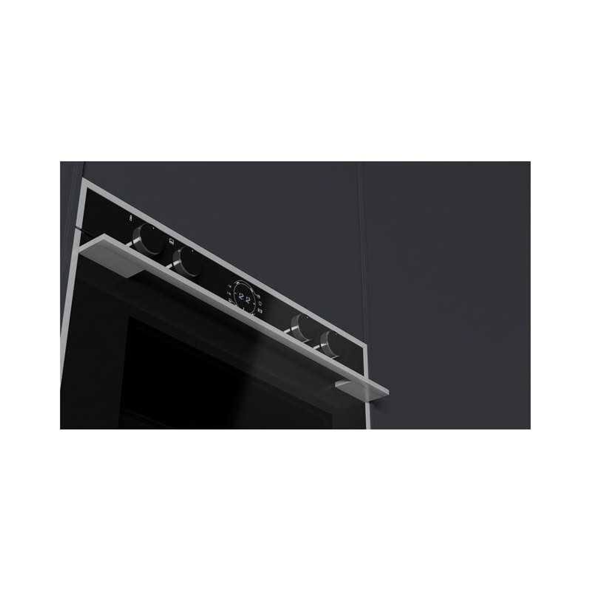 Primer plano del panel de control del horno negro. Perillas, un reloj digital y estantes son visibles.