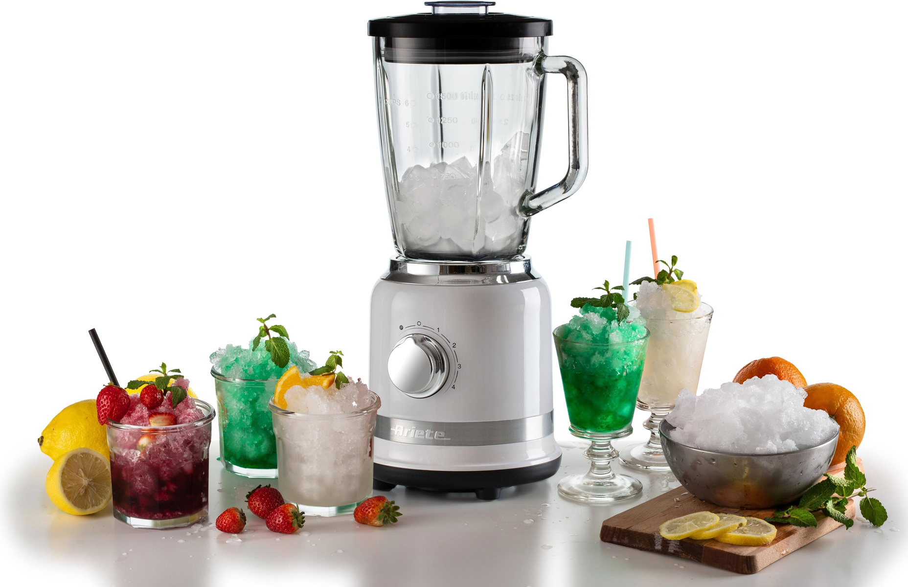 Blender met ijs, omringd door mixdranken en ingrediënten zoals citroenen en aardbeien.