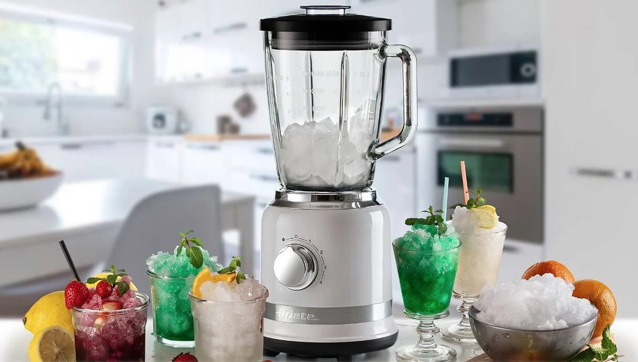 Blender met ijs en diverse kleurrijke drankjes. Keukenomgeving met drankjes en een blender.