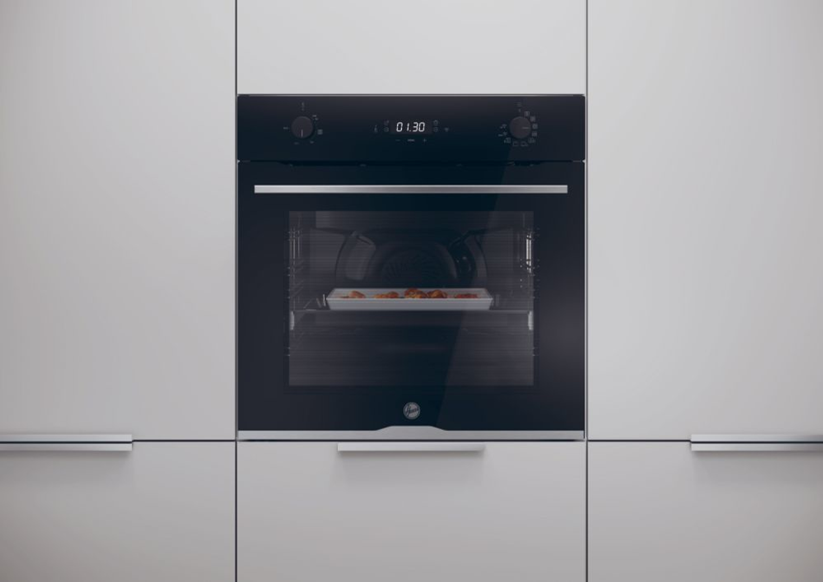 Forno in mobile da cucina bianco, che mostra cibo attraverso la porta a vetro.