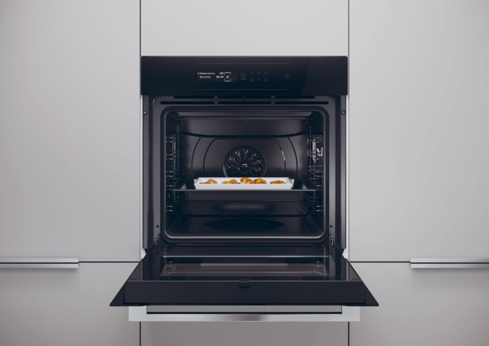 Forno aperto con vassoio di cibo. Il forno è nero, le pareti grigio chiaro.