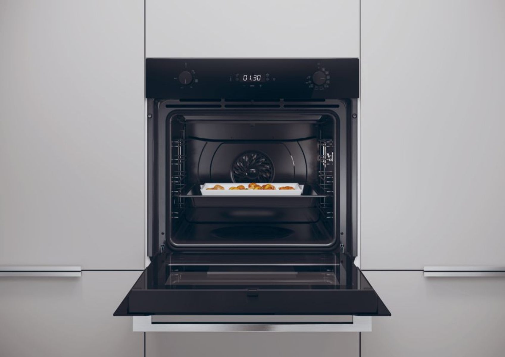 Un forno aperto, con una teglia all'interno, in un ambiente cucina moderno.