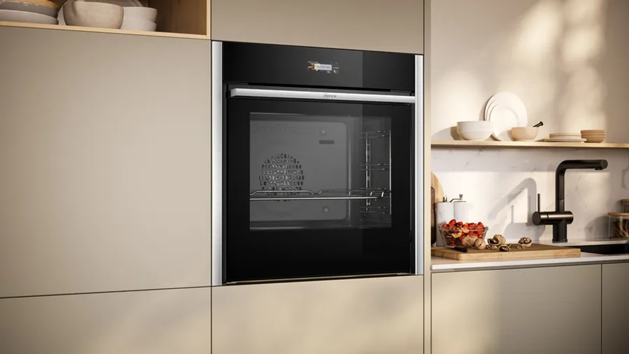 Moderner schwarzer Backofen in einen beigen Küchenschrank eingebaut, mit Holzregalen und dunkler Spüle.