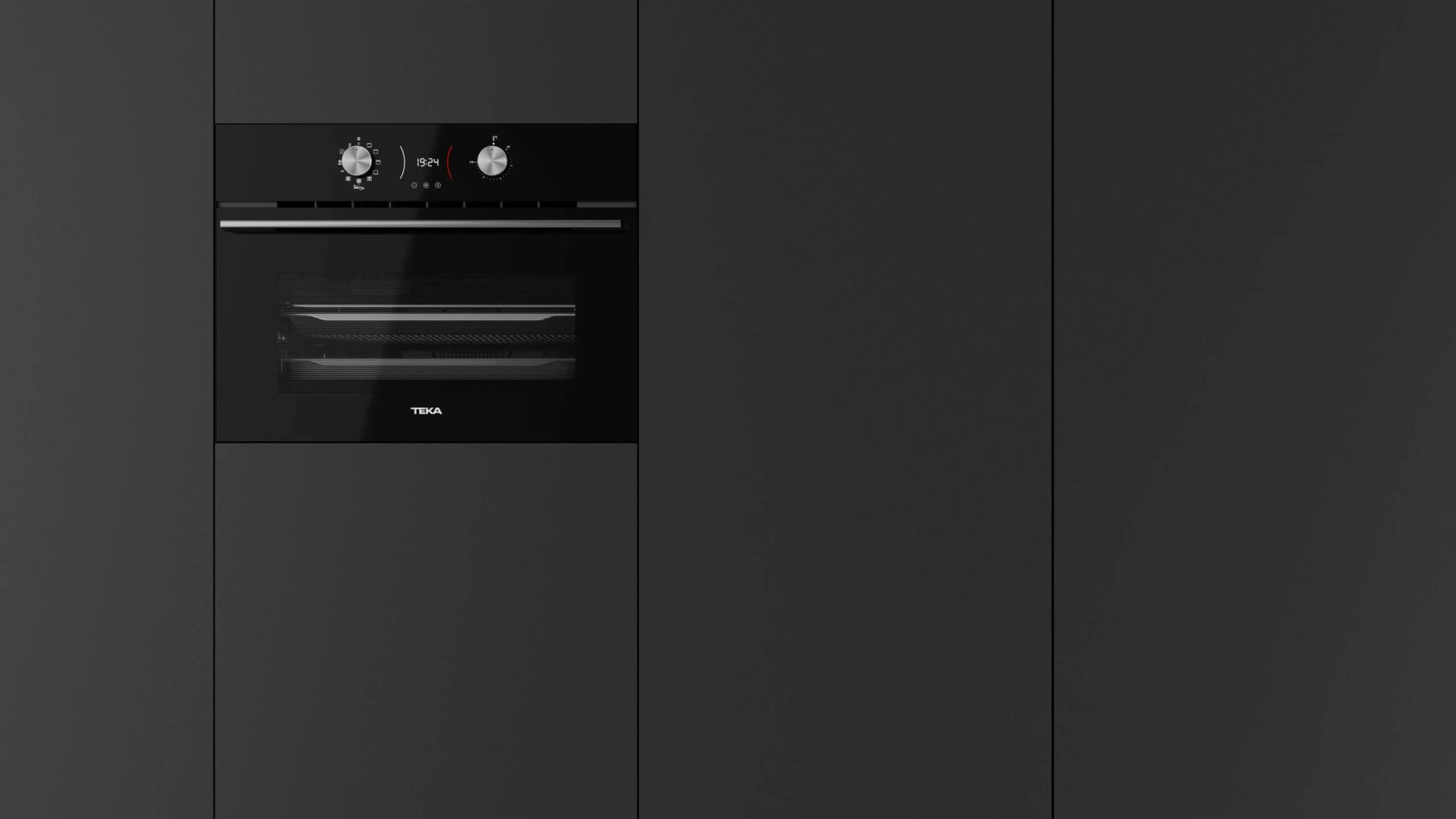 Un forno nero con display digitale integrato in un armadio.