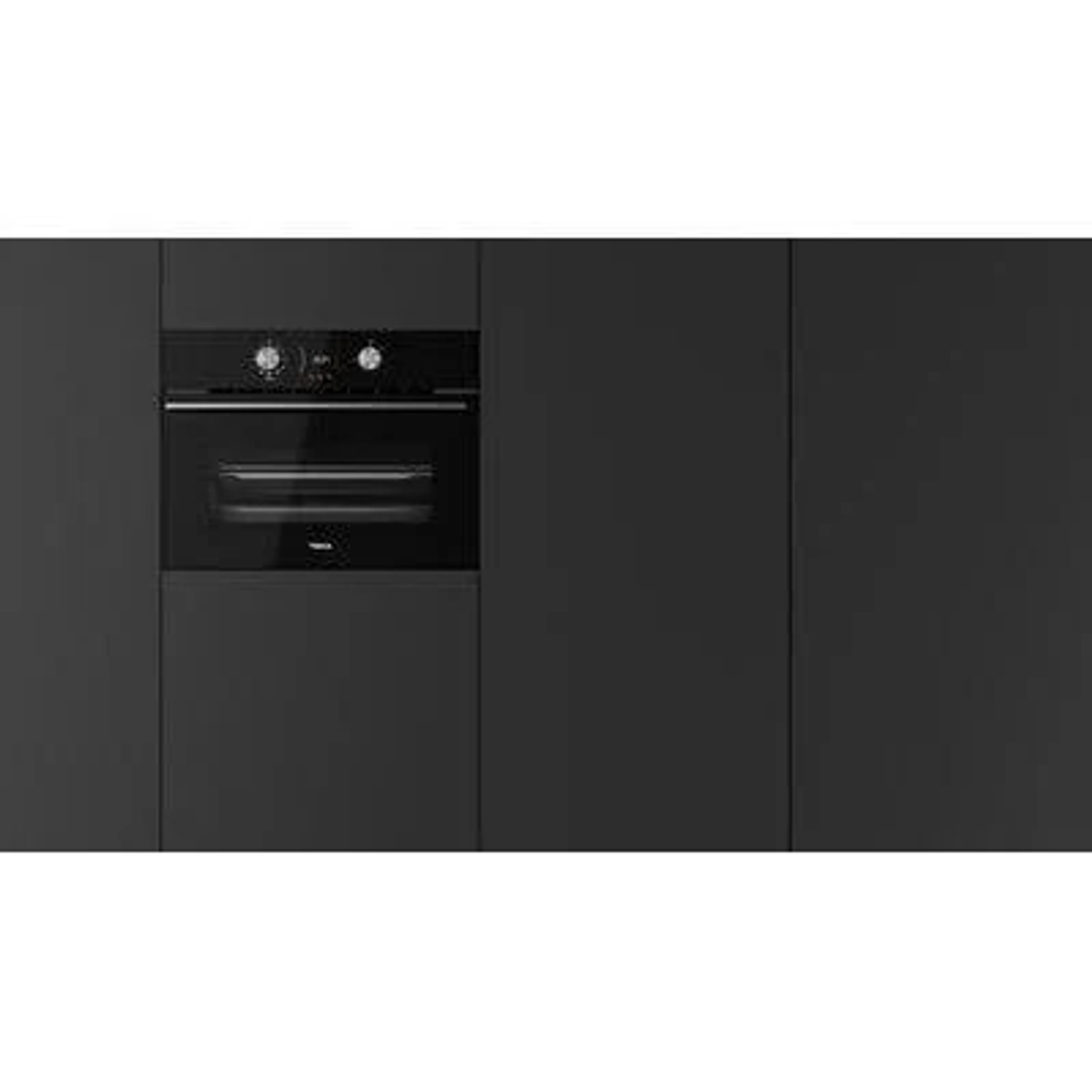Forno nero a incasso in cucina. È centrato tra due ante nere.