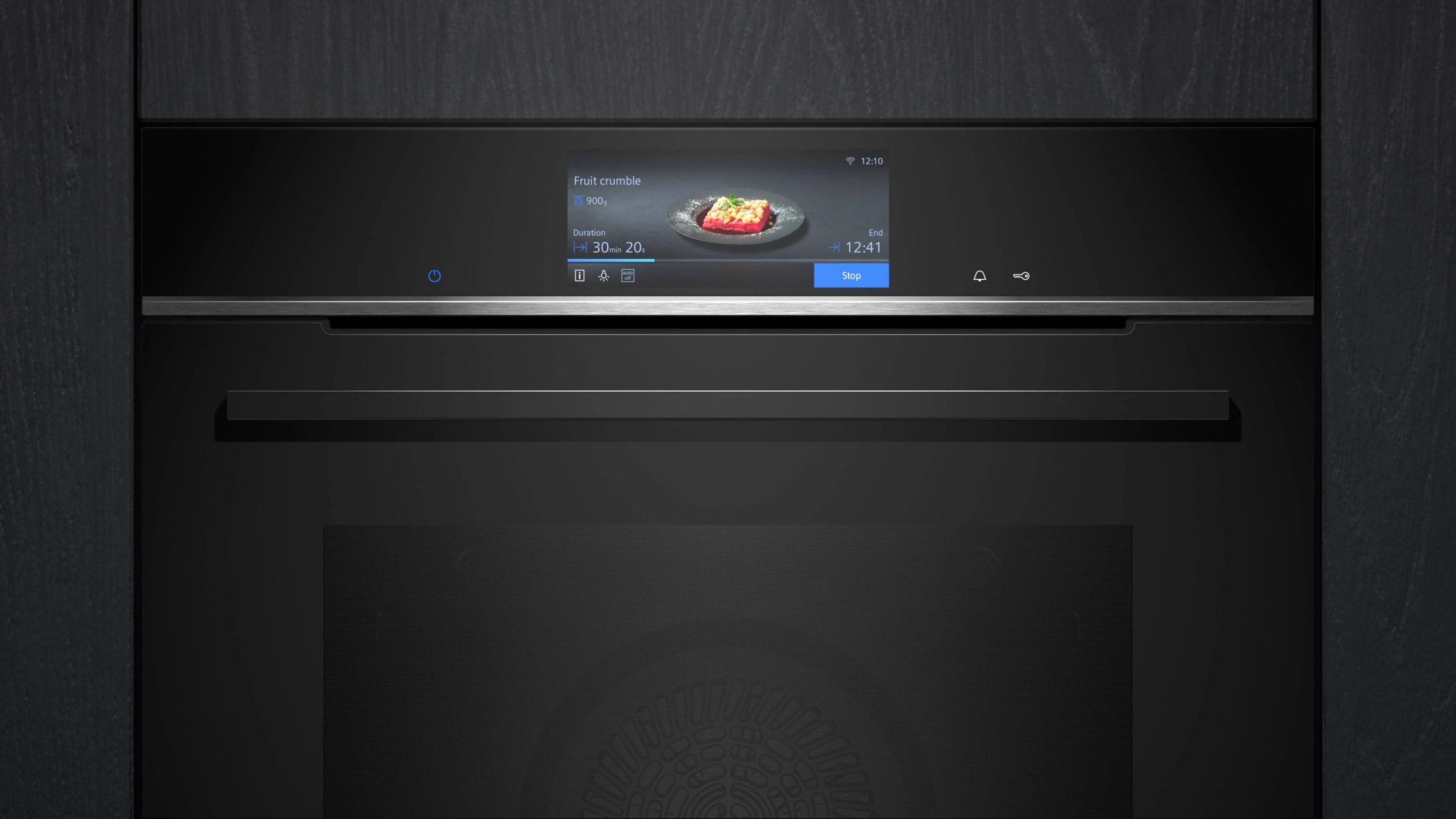 Schwarzes Backofen-Bedienfeld mit Display, das ein Kochprogramm zeigt.