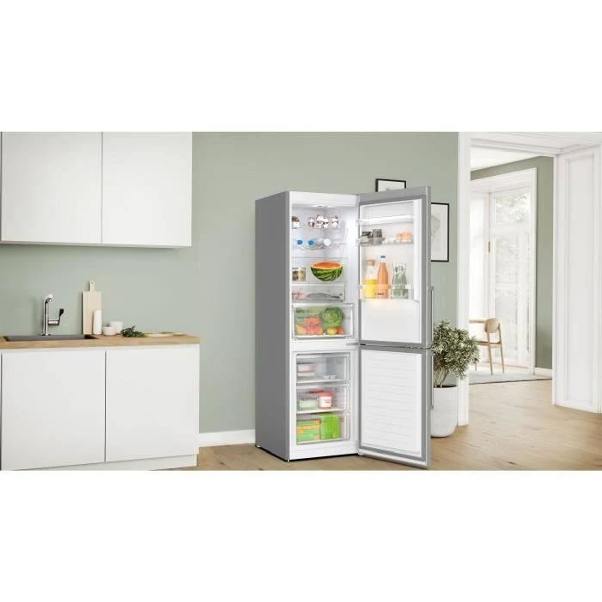 Eine moderne Küche mit offenem Kühlschrank. Im Inneren befinden sich Früchte, Gemüse und Getränke.