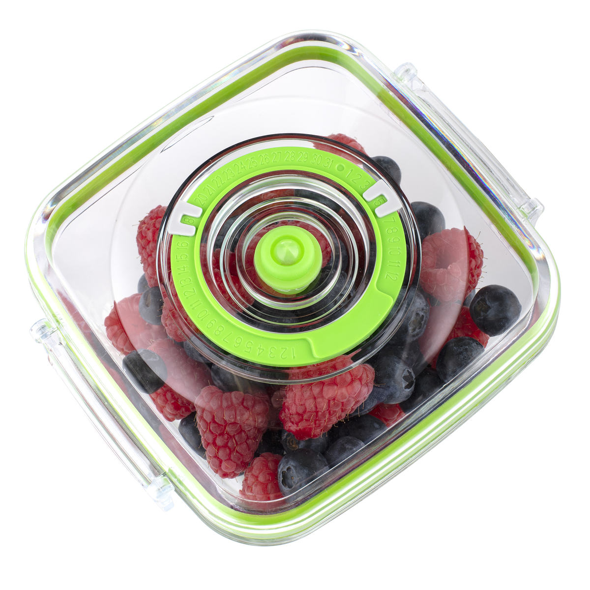 Ein durchsichtiger, quadratischer Lebensmittelbehälter mit Himbeeren und Blaubeeren.