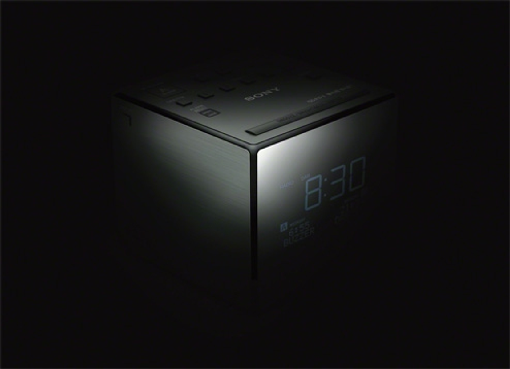 Zegar w kształcie kostki na czarnym tle, wyświetlający godzinę 8:30.