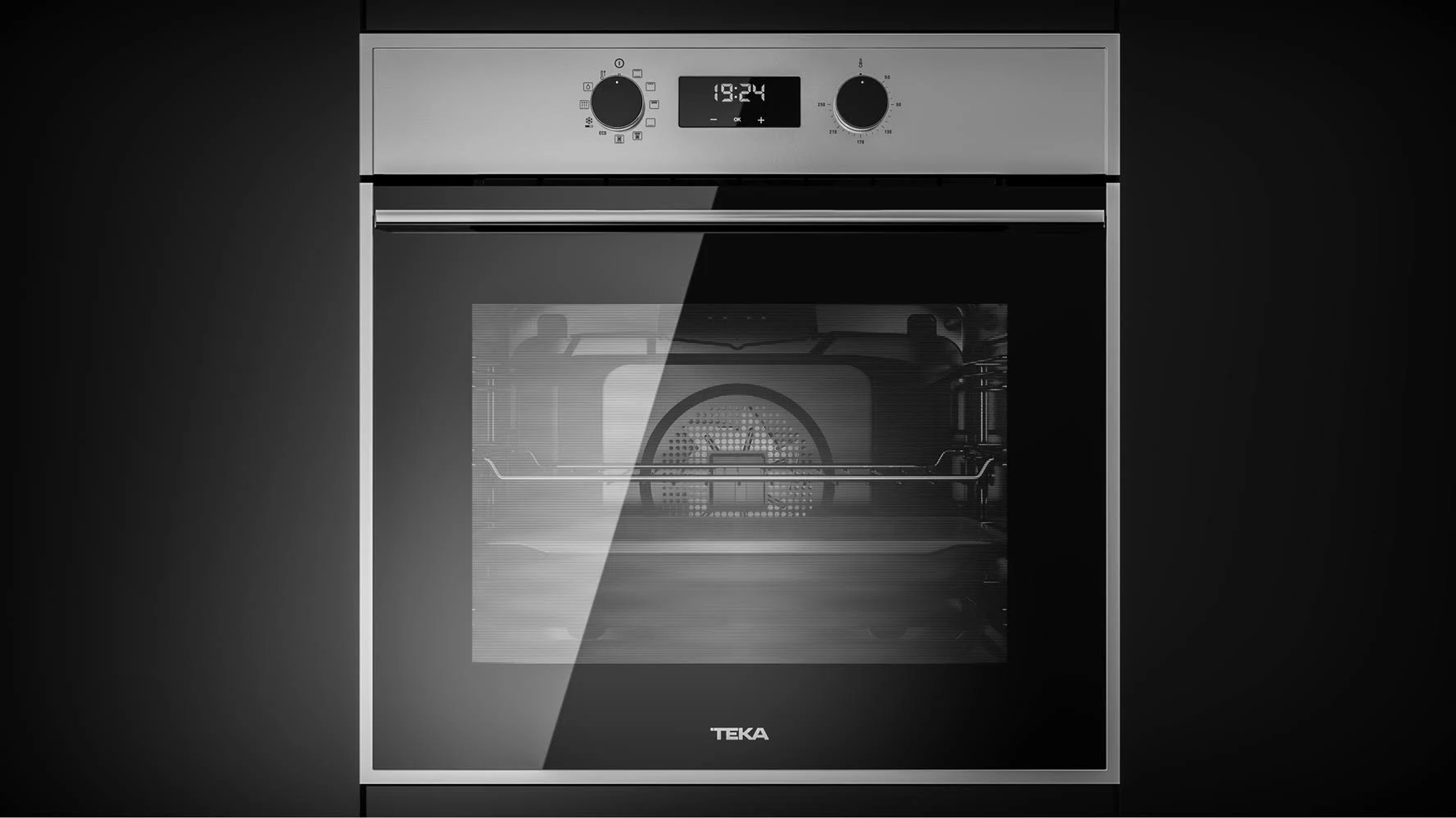 Horno plateado con pantalla digital, mandos y puerta de cristal.