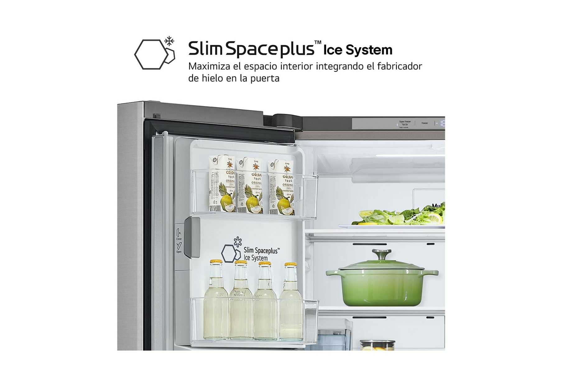 Refrigerador con la puerta abierta. Dentro, hay estantes y cajones. El texto dice 'Slim SpacePlus Ice System'.