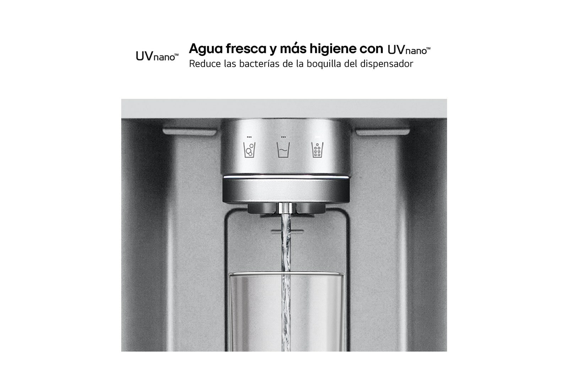 Primer plano del dispensador de agua de un refrigerador. Agua vertiéndose en un vaso. Texto UV nano arriba.