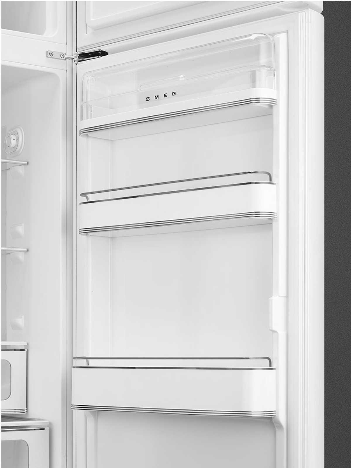 Vista interior de un refrigerador blanco, con estantes y el logotipo SMEG visible.