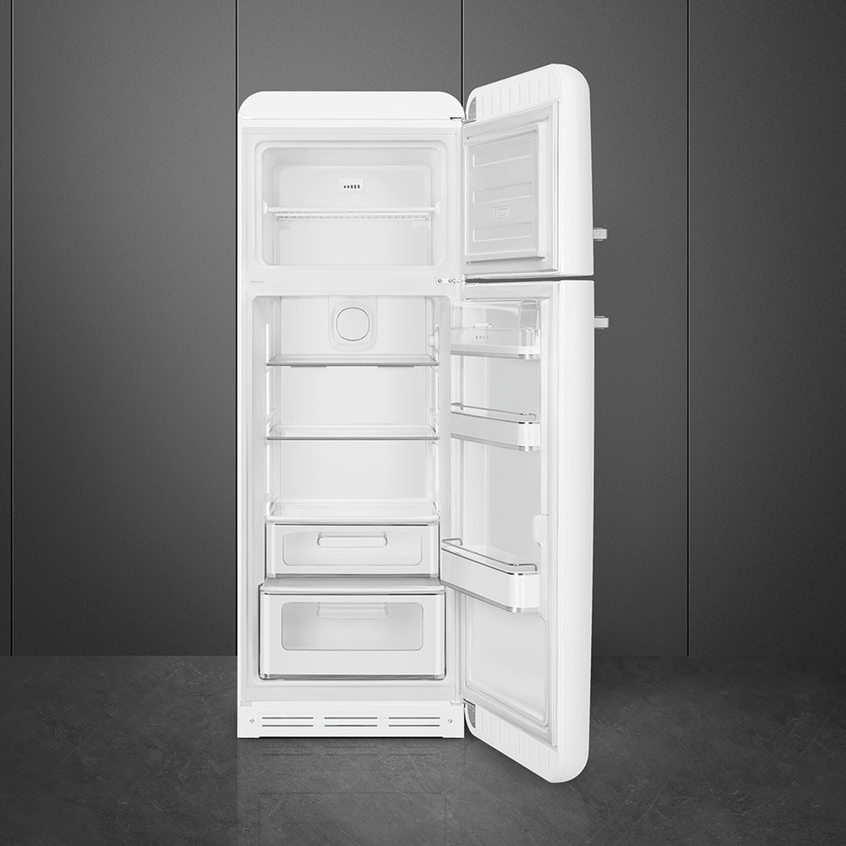 Refrigerador blanco con puertas abiertas, mostrando estantes y cajones. Fondo gris.